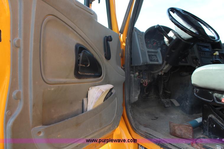 image for item I5865 2004 International 7400 dump truck