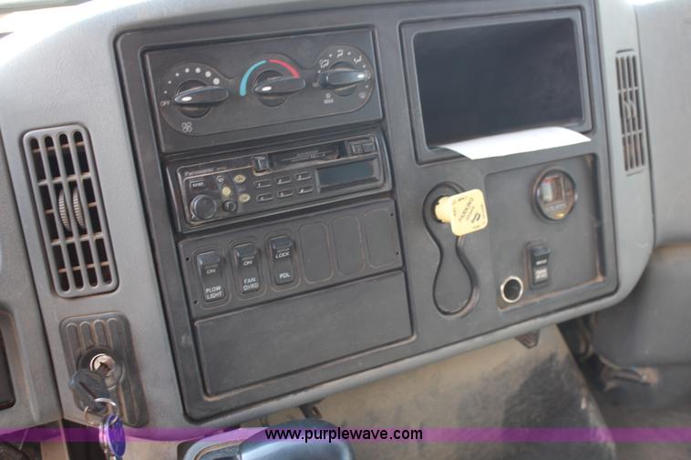 image for item I5865 2004 International 7400 dump truck