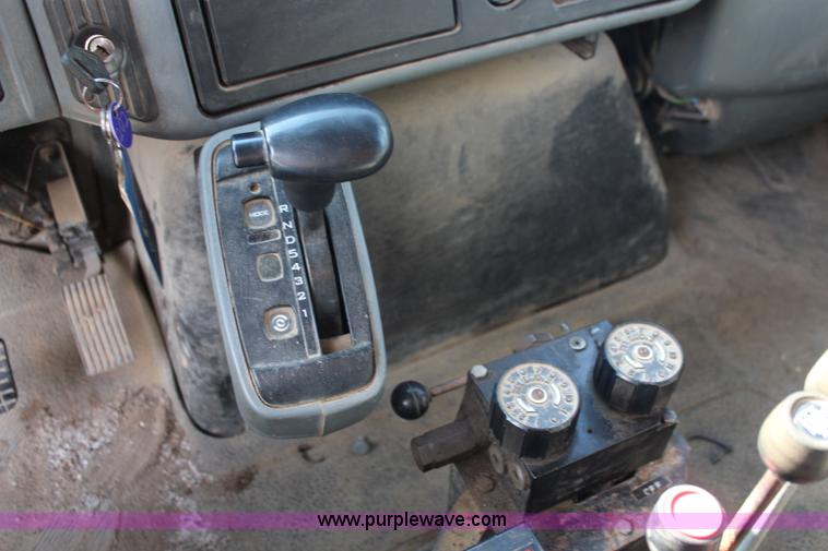 image for item I5865 2004 International 7400 dump truck