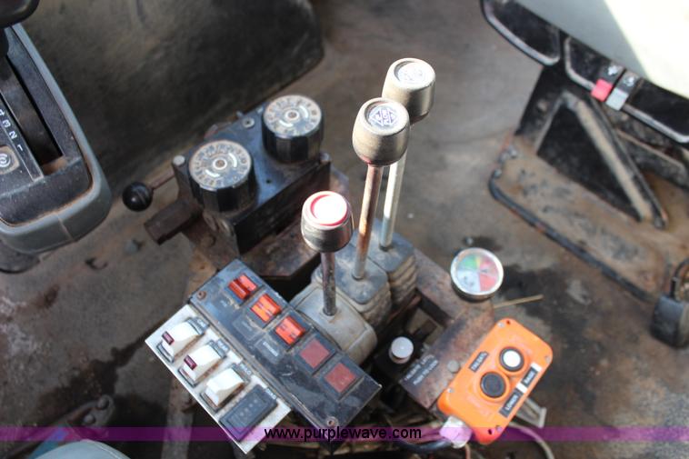 image for item I5865 2004 International 7400 dump truck