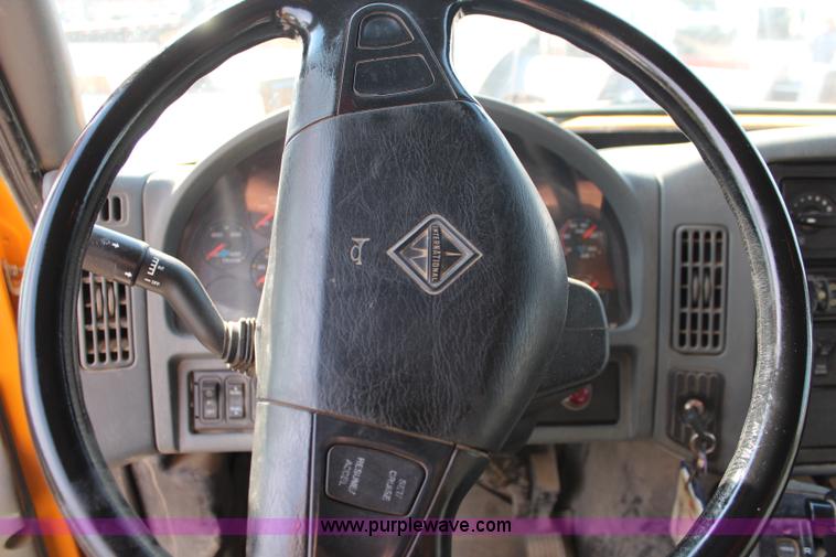 image for item I5865 2004 International 7400 dump truck