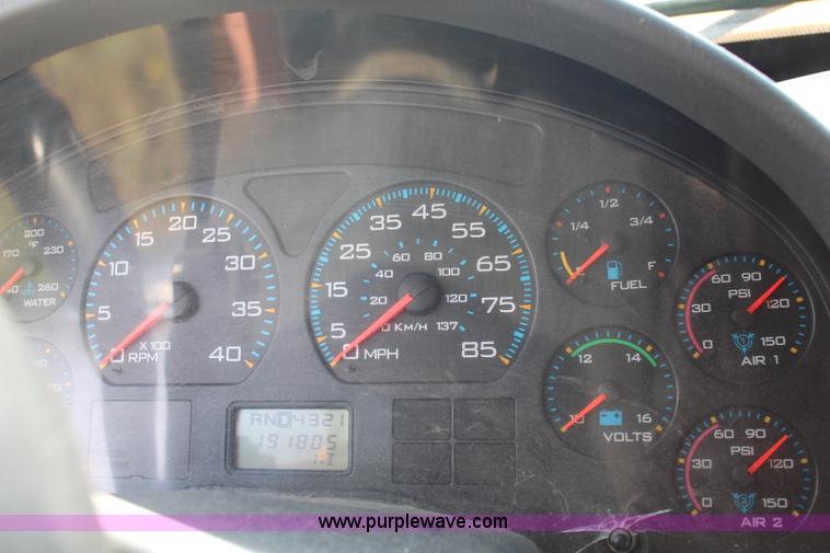 image for item I5865 2004 International 7400 dump truck