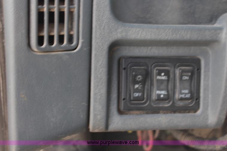 image for item I5865 2004 International 7400 dump truck