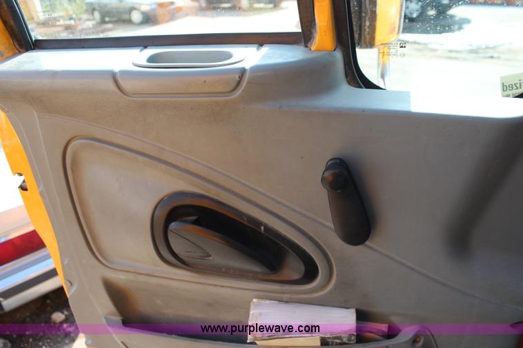 image for item I5865 2004 International 7400 dump truck