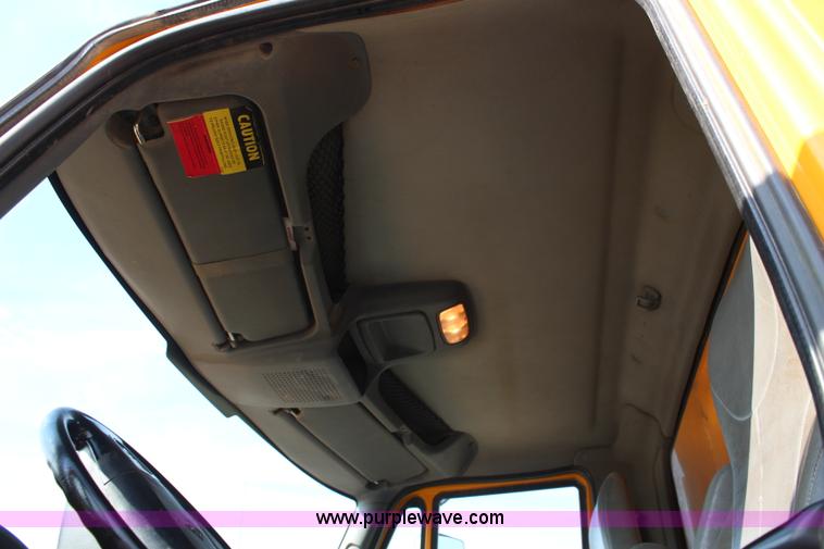 image for item I5865 2004 International 7400 dump truck