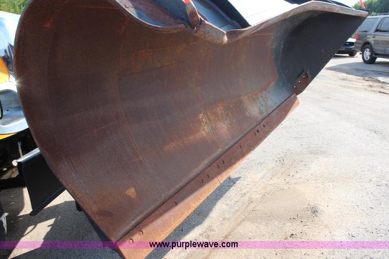 image for item I5865 2004 International 7400 dump truck