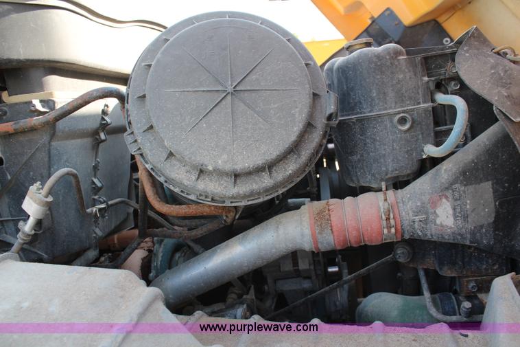 image for item I5865 2004 International 7400 dump truck