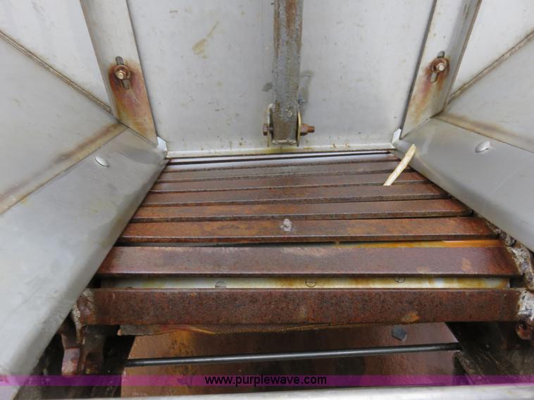 image for item I5865 2004 International 7400 dump truck