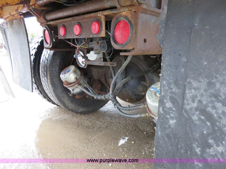 image for item I5865 2004 International 7400 dump truck