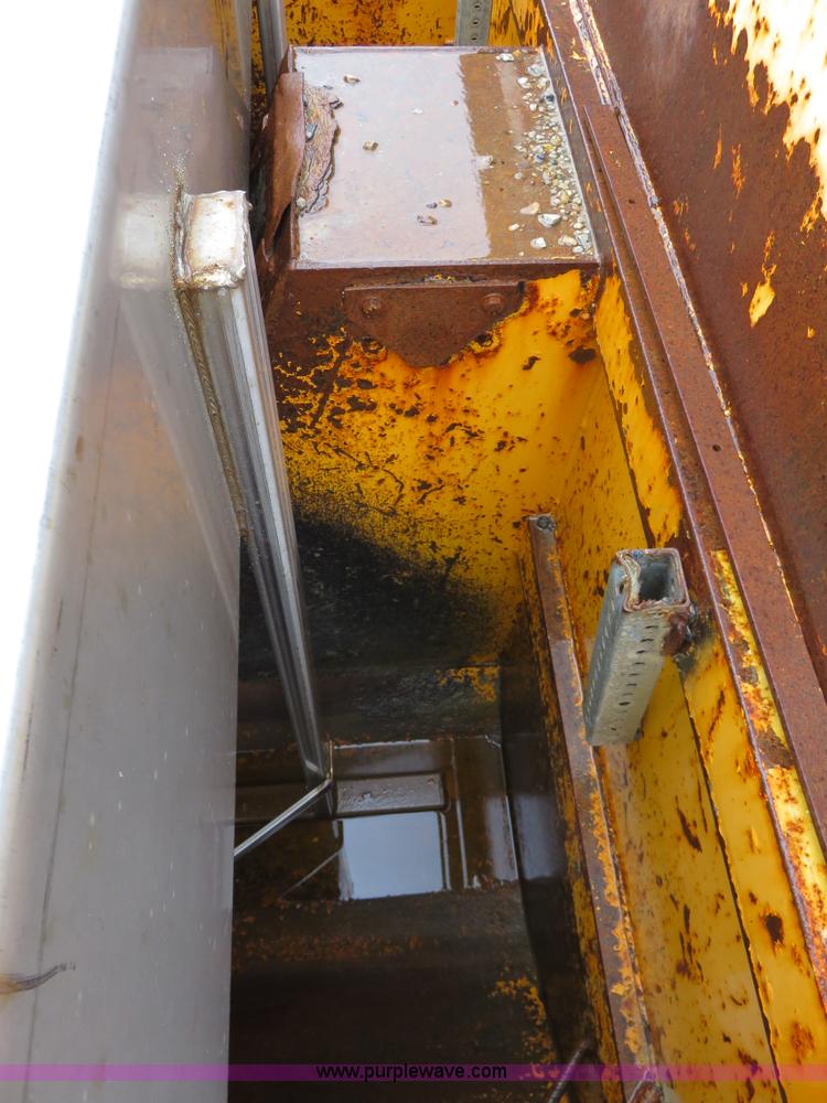 image for item I5865 2004 International 7400 dump truck