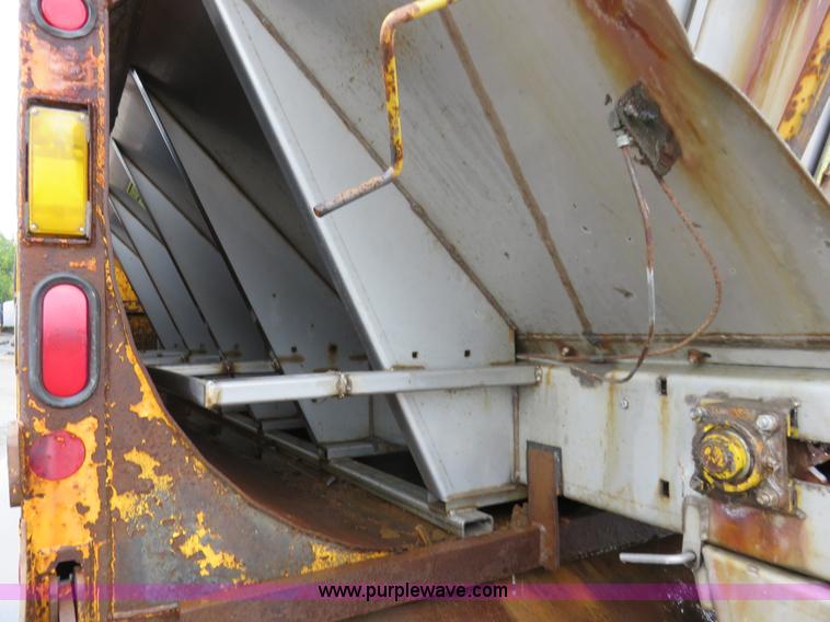 image for item I5865 2004 International 7400 dump truck