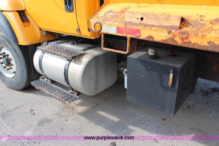 image for item I5865 2004 International 7400 dump truck