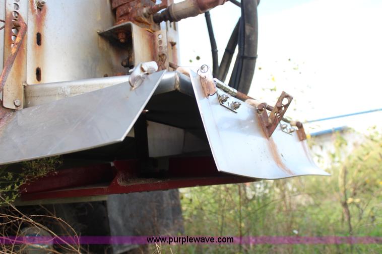 image for item I5865 2004 International 7400 dump truck