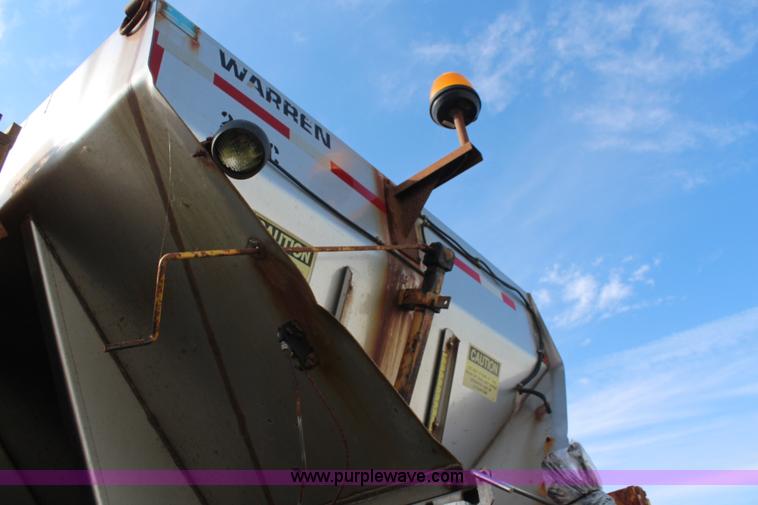 image for item I5865 2004 International 7400 dump truck