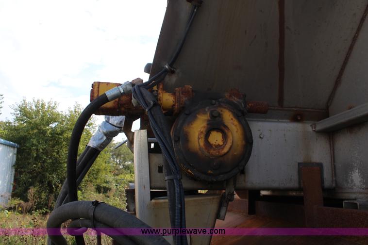 image for item I5865 2004 International 7400 dump truck