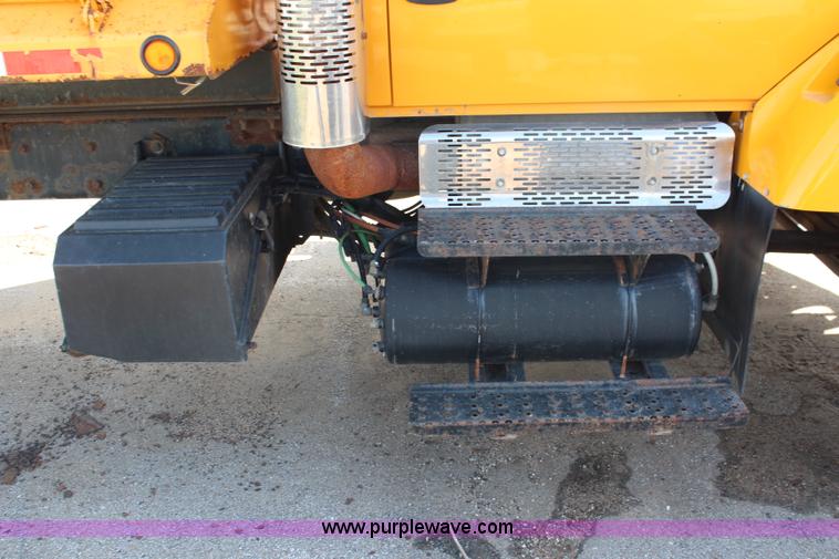 image for item I5865 2004 International 7400 dump truck