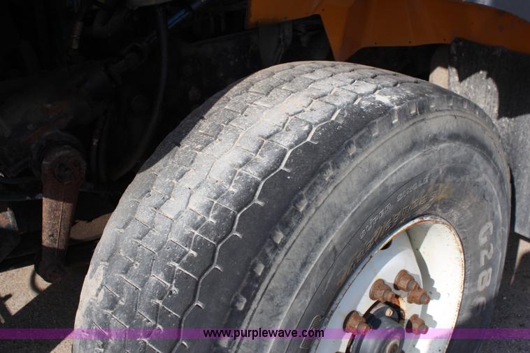 image for item I5865 2004 International 7400 dump truck