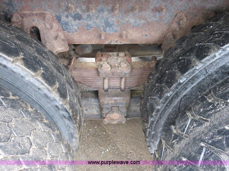 image for item I5865 2004 International 7400 dump truck