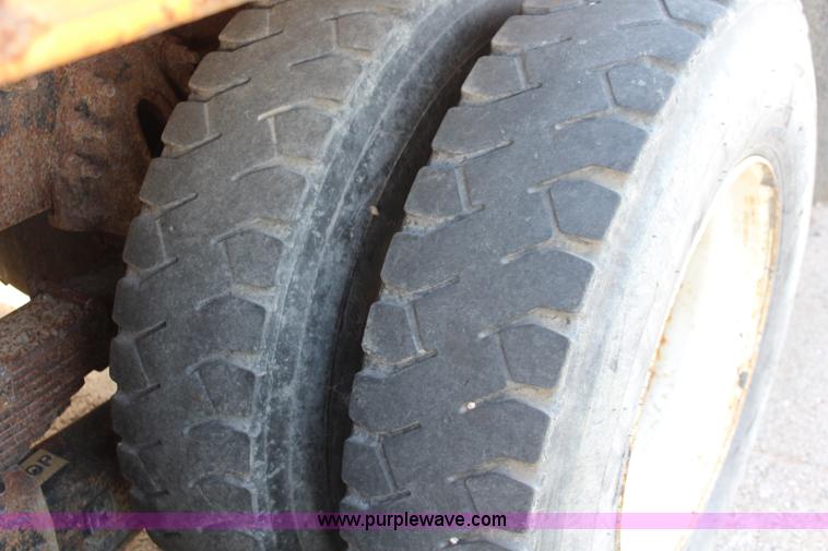 image for item I5865 2004 International 7400 dump truck