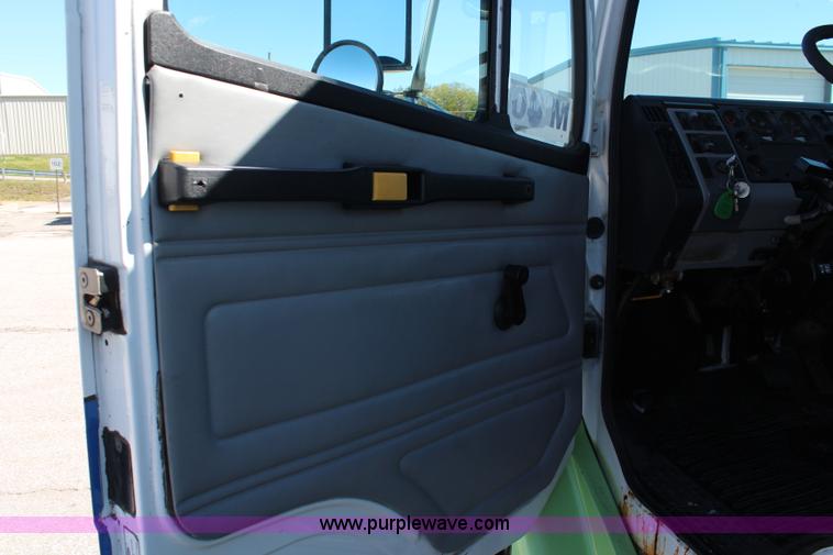 image for item I5883 1998 Freightliner FL60 ambulance