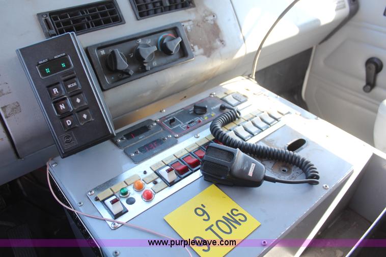 image for item I5883 1998 Freightliner FL60 ambulance