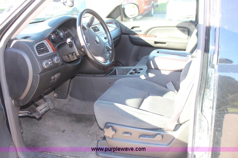 image for item I5885 2009 Chevrolet Suburban 2500 LT SUV