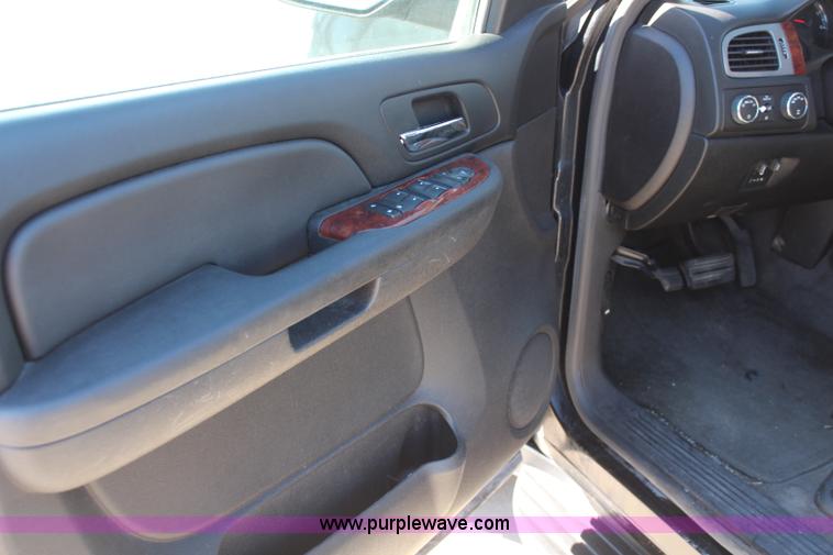 image for item I5885 2009 Chevrolet Suburban 2500 LT SUV
