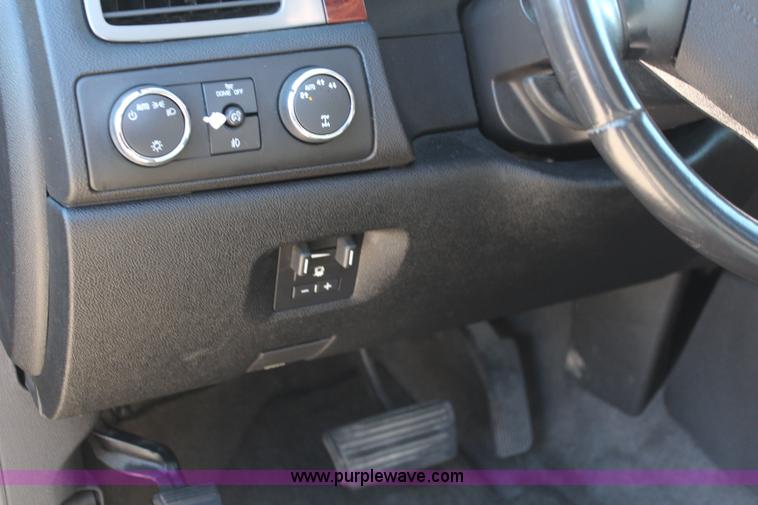 image for item I5885 2009 Chevrolet Suburban 2500 LT SUV