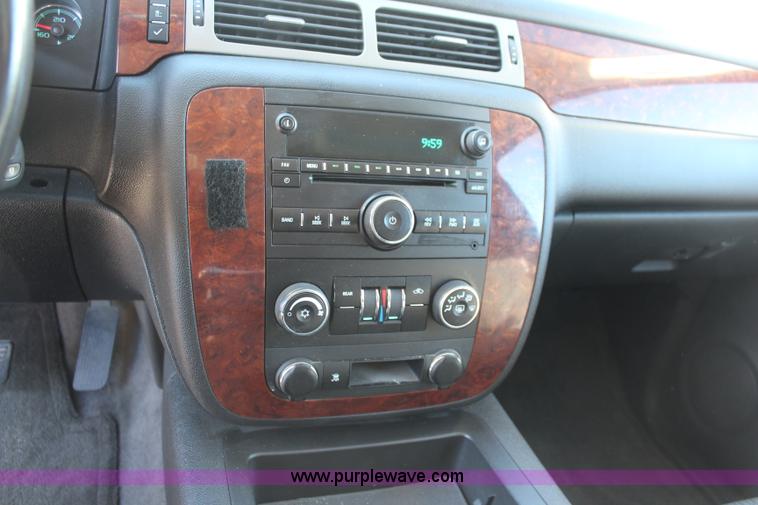 image for item I5885 2009 Chevrolet Suburban 2500 LT SUV