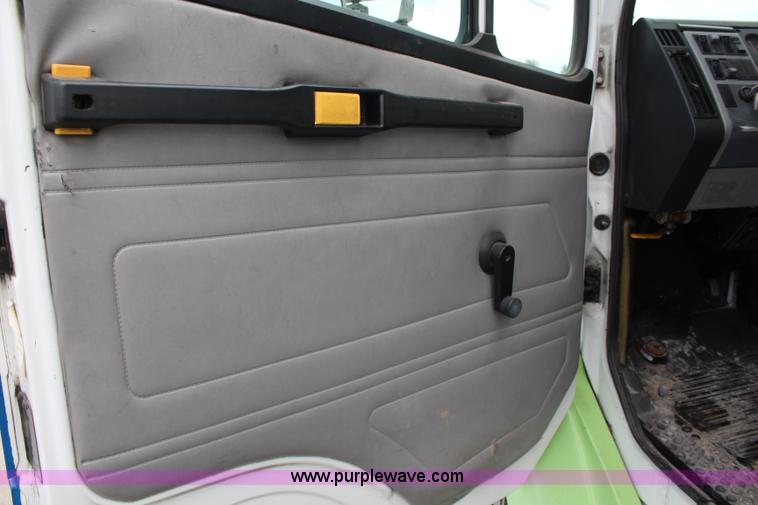 image for item I5986 1998 Freightliner FL60 ambulance