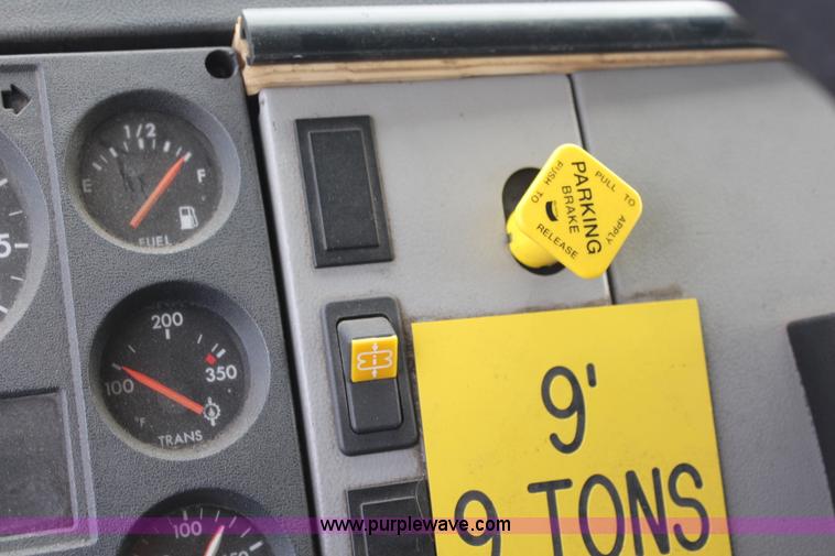 image for item I5986 1998 Freightliner FL60 ambulance