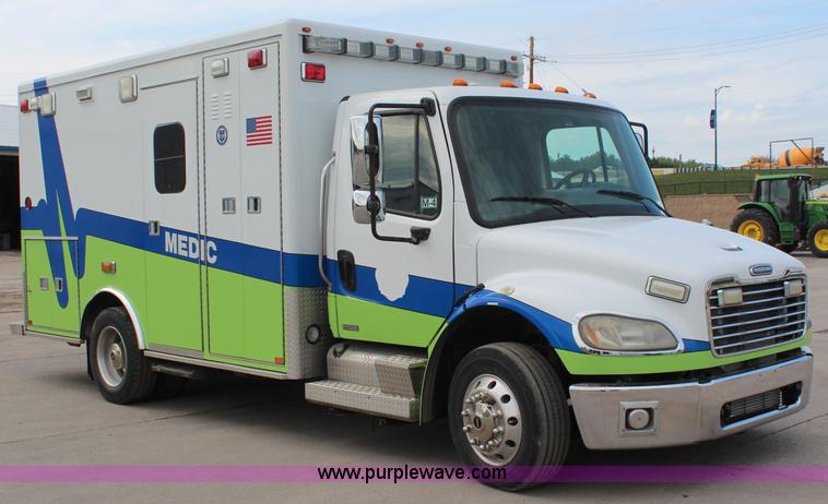 image for item I5988 2005 Freightliner Business Class M2 ambulance