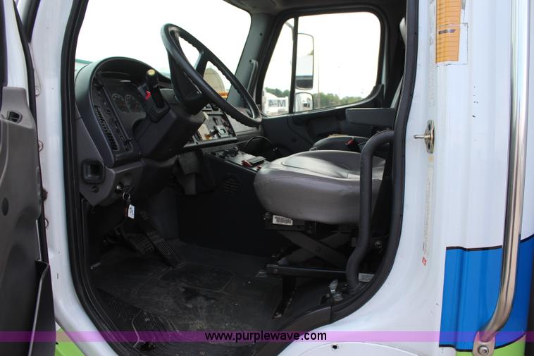 image for item I5988 2005 Freightliner Business Class M2 ambulance