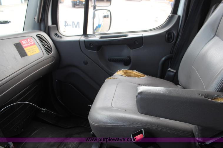 image for item I5988 2005 Freightliner Business Class M2 ambulance