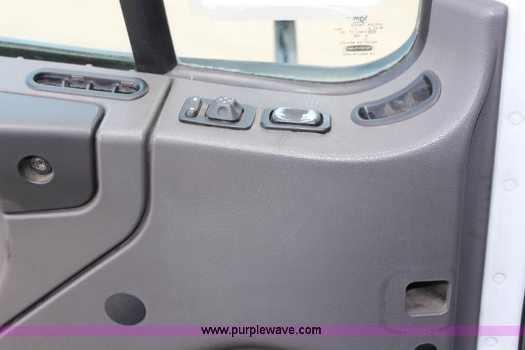 image for item I5988 2005 Freightliner Business Class M2 ambulance