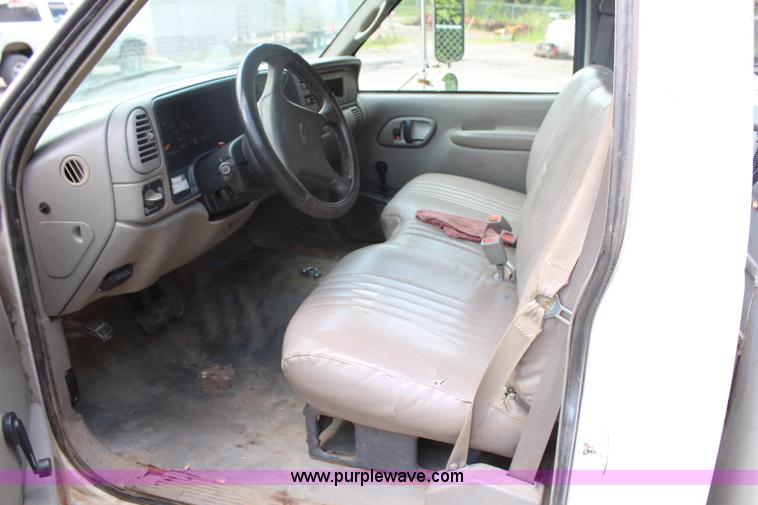 image for item J2233 1999 Chevrolet 3500 utility truck