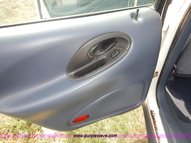 image for item J3013 1999 Ford Taurus SE