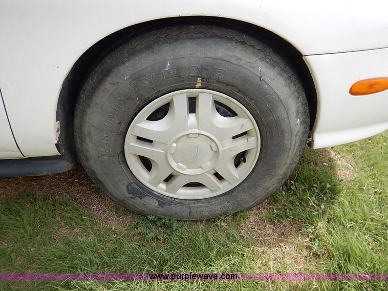 image for item J3013 1999 Ford Taurus SE