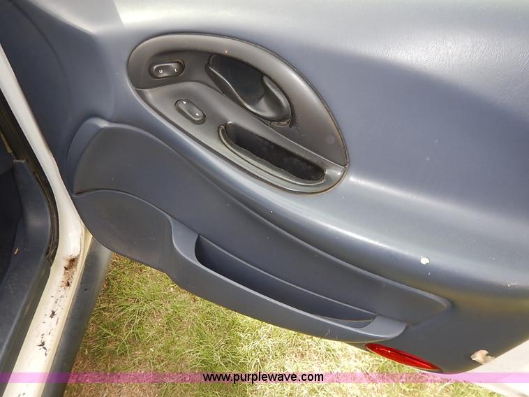 image for item J3013 1999 Ford Taurus SE