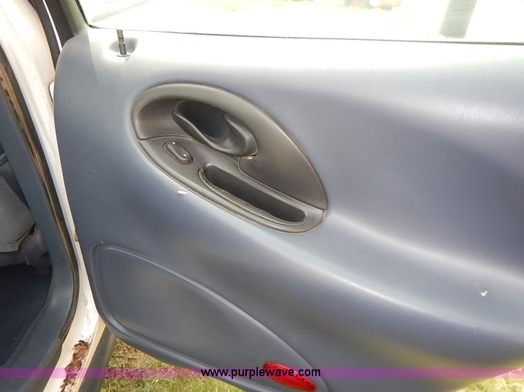 image for item J3013 1999 Ford Taurus SE