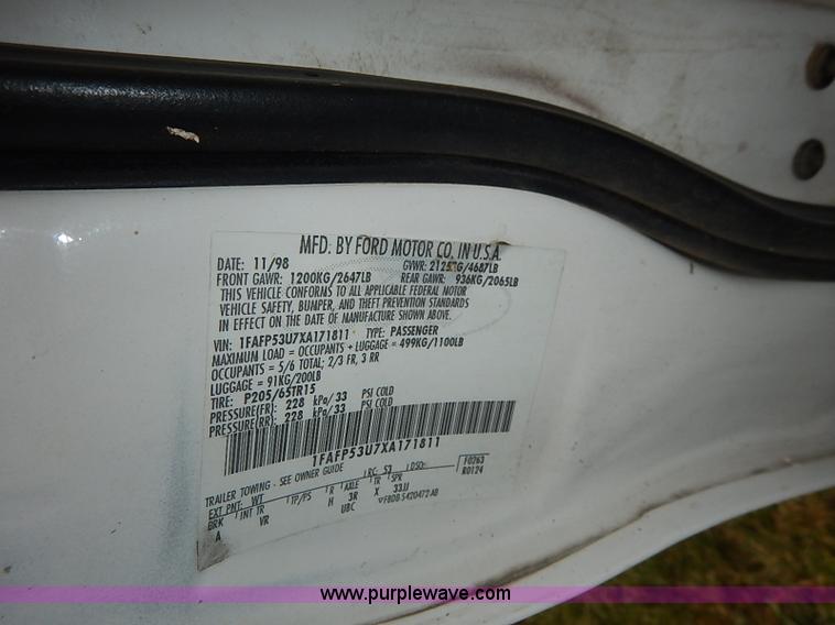 image for item J3013 1999 Ford Taurus SE