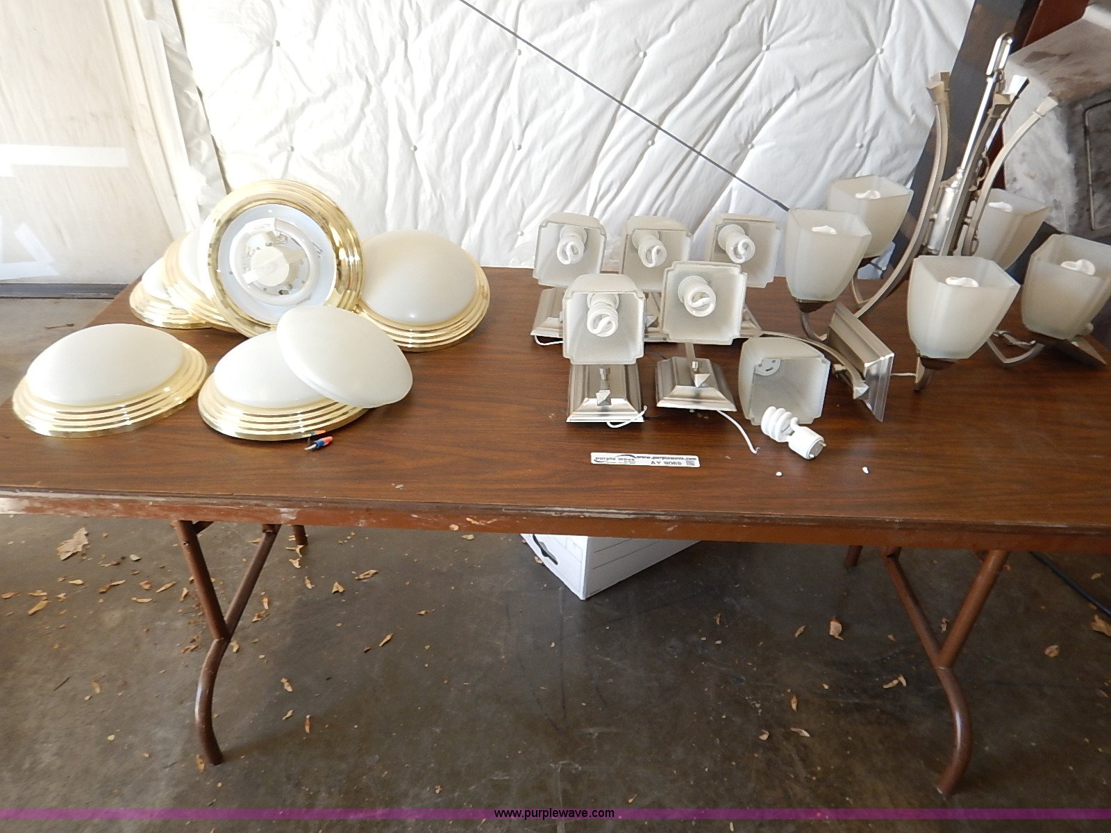 Assorted light fixtures in Wichita, KS Item AY9069 sold Purple Wave