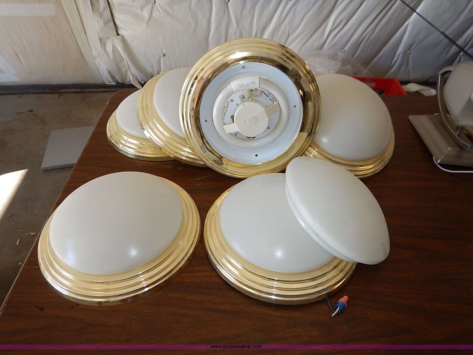 Assorted light fixtures in Wichita, KS Item AY9069 sold Purple Wave