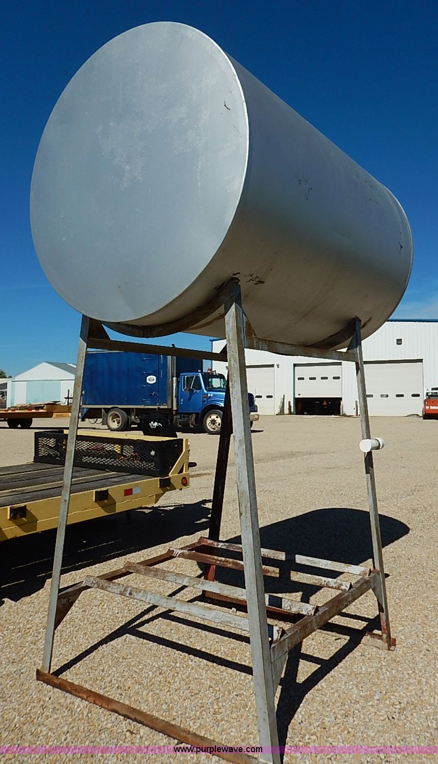 Gravity fed fuel tank in Oskaloosa, KS Item I5377 sold Purple Wave