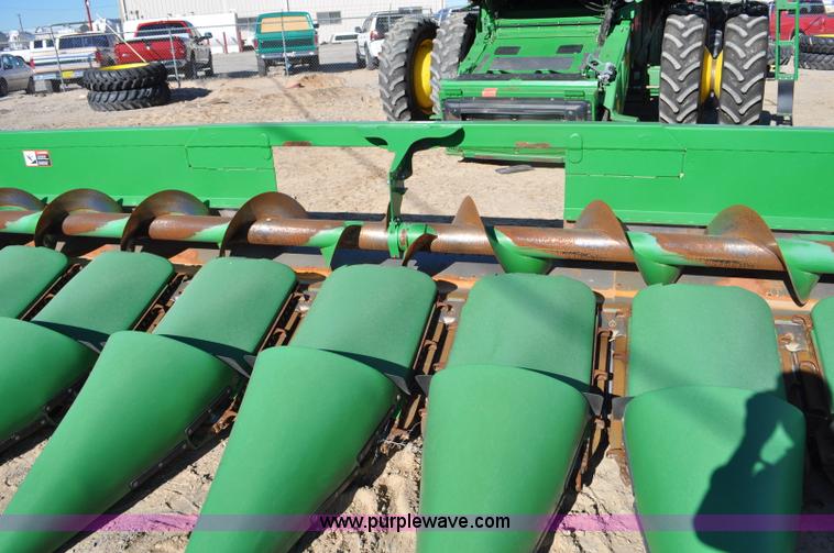 image for item F2073 2011 John Deere 612C corn head