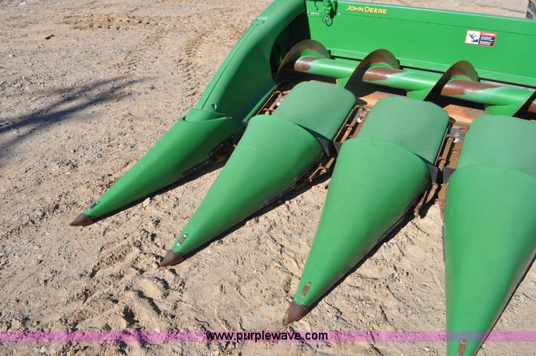 image for item F2073 2011 John Deere 612C corn head