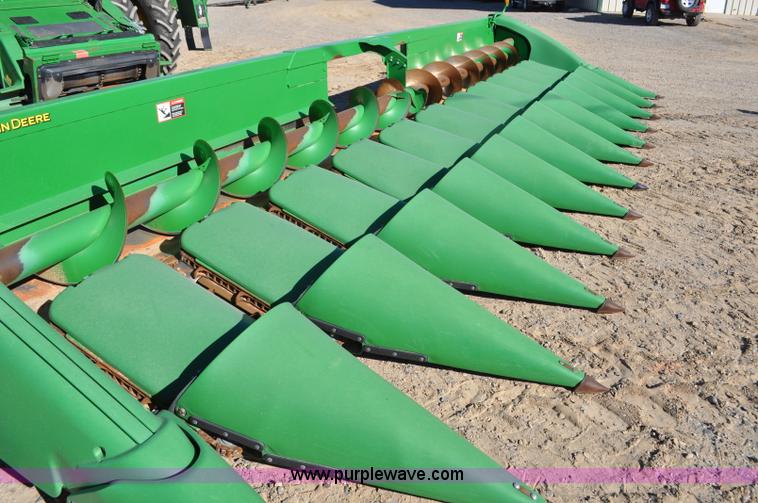 image for item F2073 2011 John Deere 612C corn head