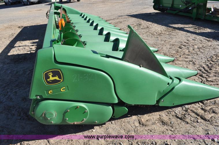 image for item F2073 2011 John Deere 612C corn head