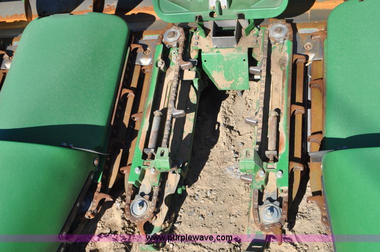 image for item F2073 2011 John Deere 612C corn head