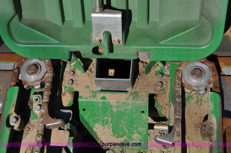 image for item F2073 2011 John Deere 612C corn head